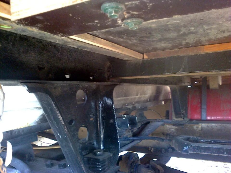 Пластина крепления кузова к раме газель 3302. Крепление кузова к раме газель 3302. Крепление будки к раме газель некст. Крепление кузова к раме газель. Крепление кузова к раме газель.