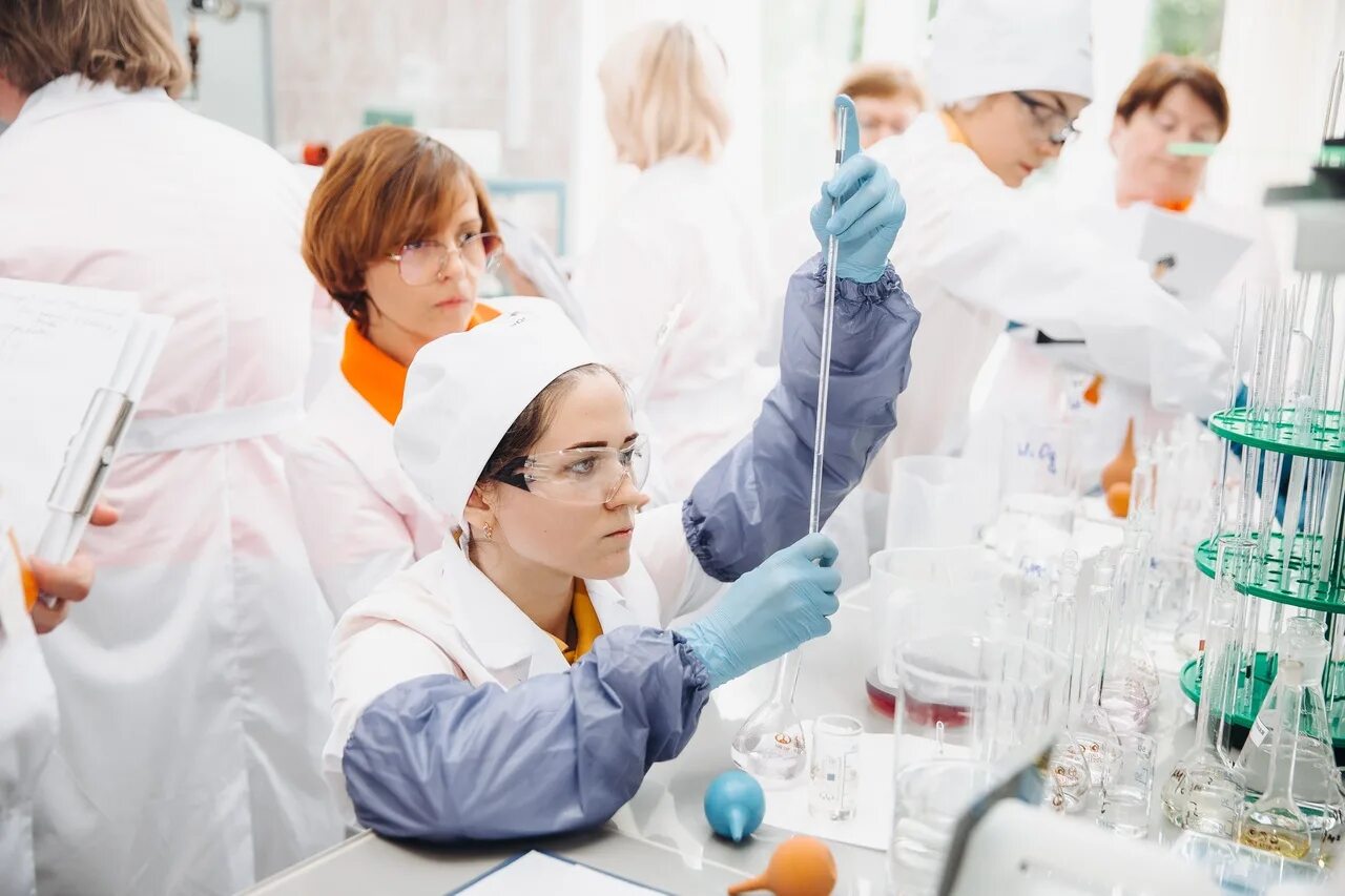 Лаборатория биологии. Микробиологическая лаборатория. Красивая девушка фармацевт. Ученые в лаборатории. Лаборант в лаборатории.