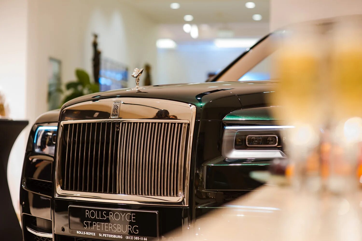 роллс ройс в россии. роллс ройс англия. штаб квартира автомобилей роллс ройс. Rolls-royce motor cars. роллс ройс phantom 2019.