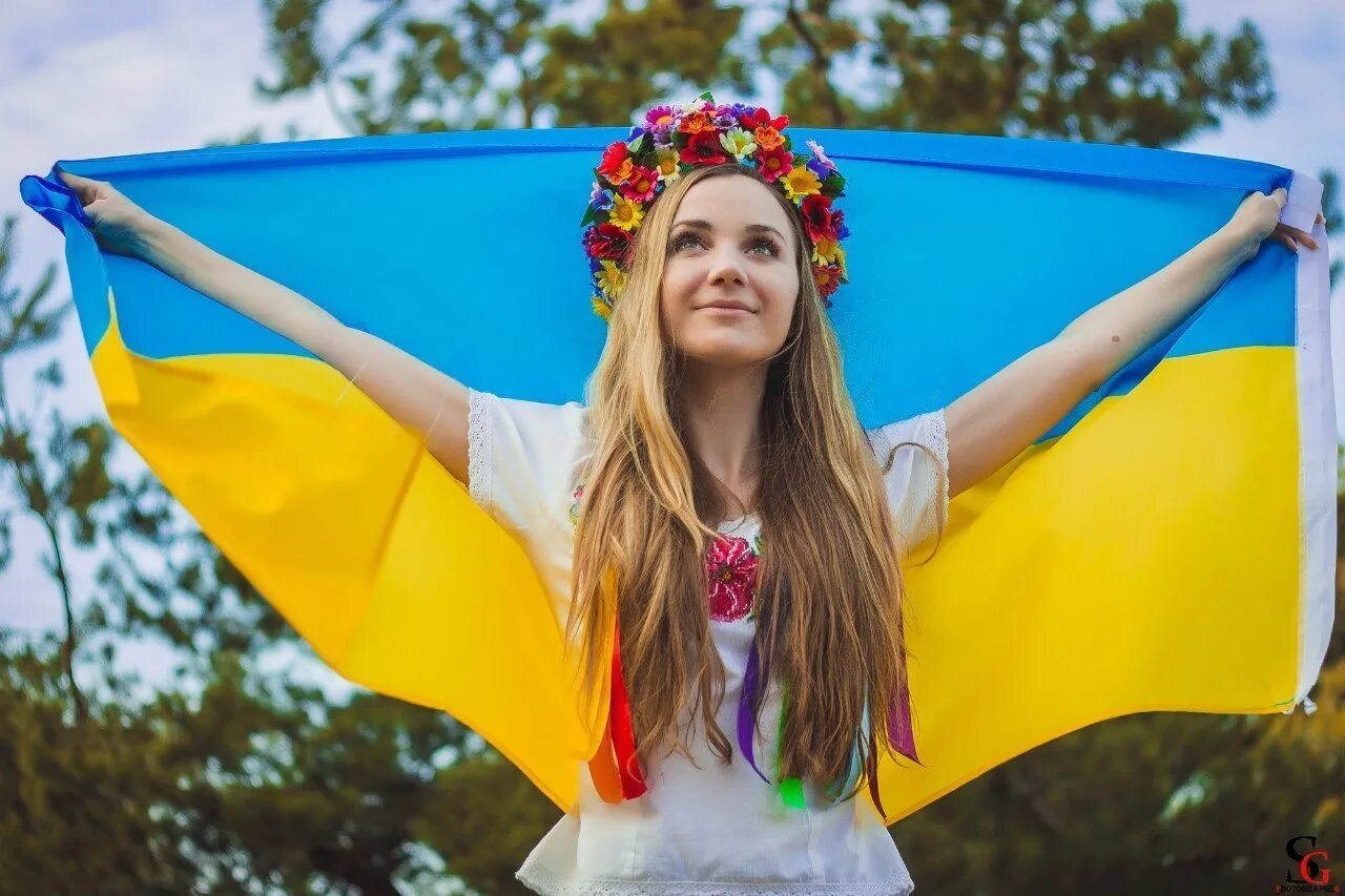 Девочка с флагом Украины. Украинские девушки. Украинка с флагом. Женщина с украинским флагом.