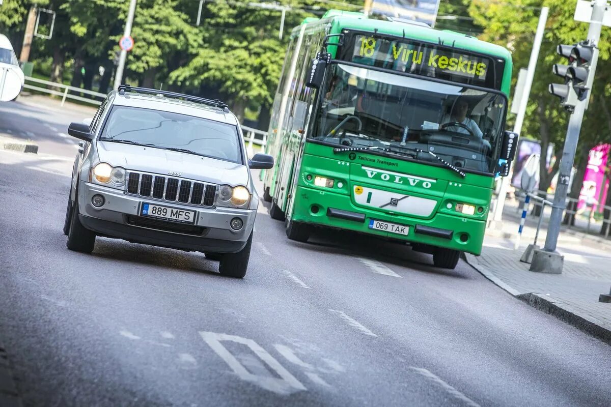Toyota coms электроавтомобиль. Машины на общественный транспорт. Общественный транспорт картинки. Автомобили авто. Автобус и автомобиль.