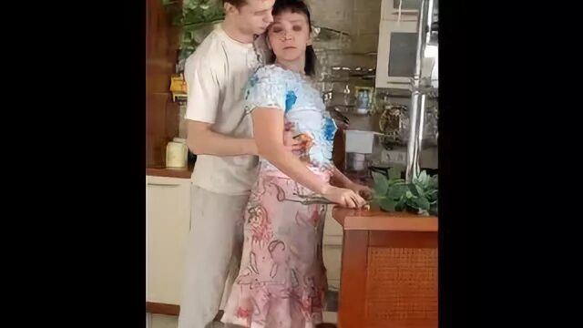 Русская мама хочет сына видео. Русская мама на кухне сын. Лапает маму.