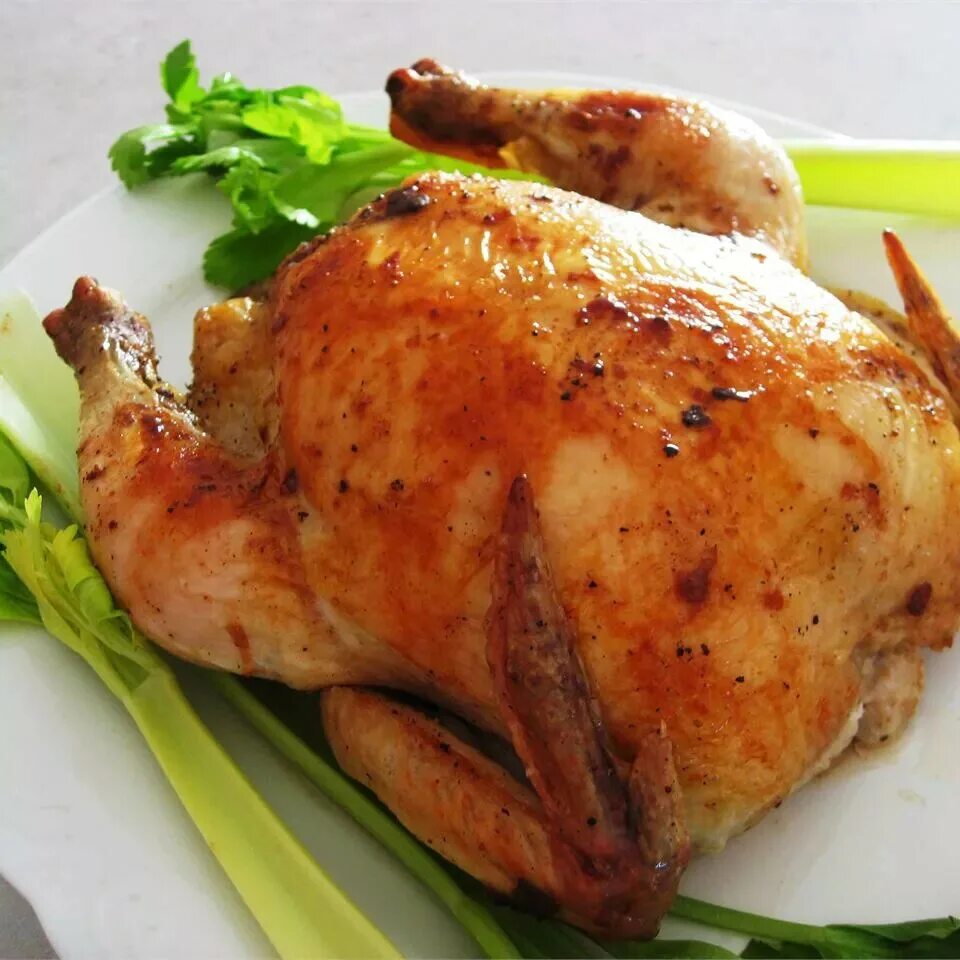 Варено жареная курица. Жареная курица в духовке. Курица гриль. Жареная курица целиком. Сочная жареная курица.