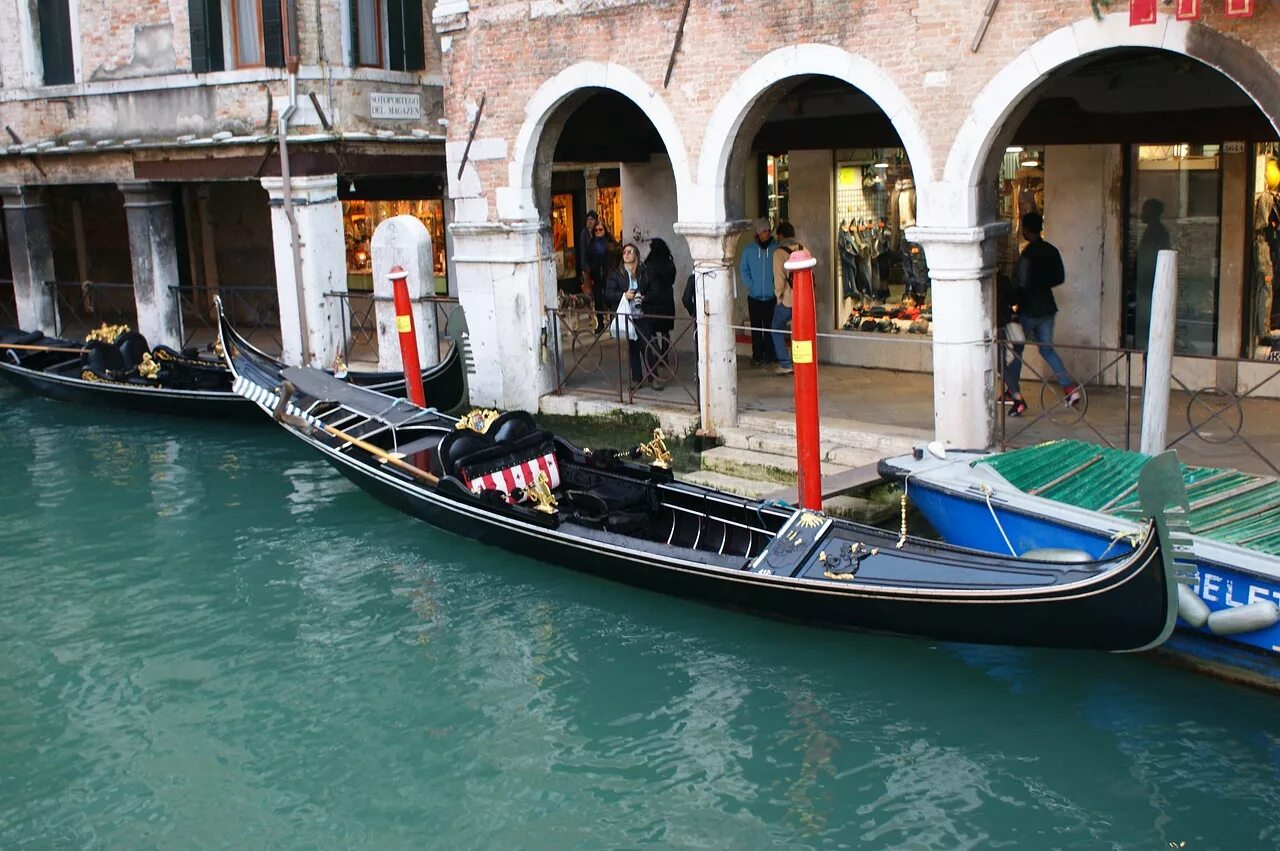 All gondolas in venice italy must. Венеция гондолы и гондольеры. Венеция. Венеция гондольер. All gondolas in venice italy must.