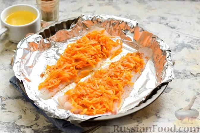 Минтай тушеный с морковью и луком. Минтай в духовке с морковью и луком. Филе минтая с морковью и луком. Жареная рыба под маринадом. Филе минтая под луком и морковью.