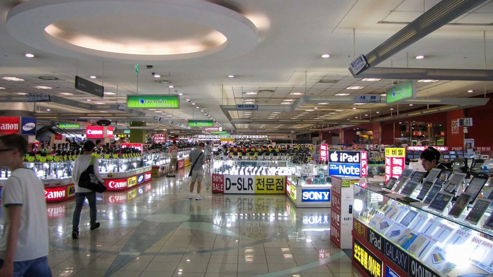 Корейский магазин электроники. Рынок электроники Йонгсан. Гипермаркет электроники в Кореи. Рынок телефонов Корея.