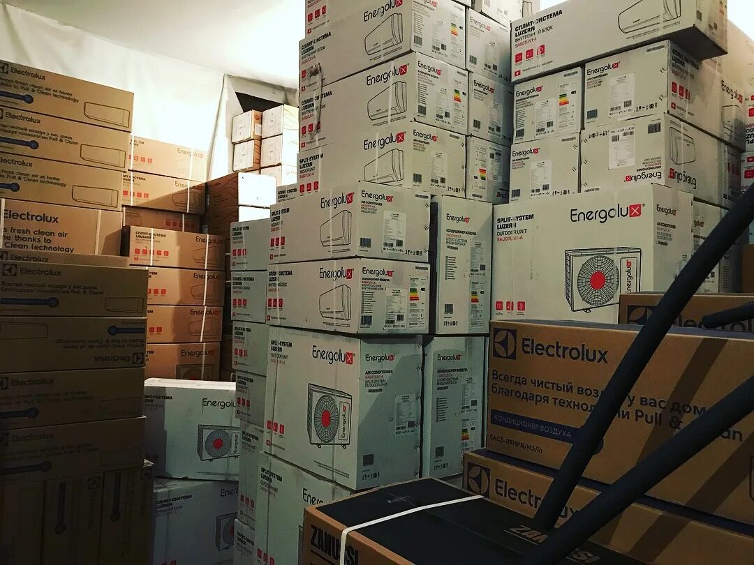 кондиционеры ассортимент. склад климатического оборудования. склад сплит систем. склад кондиционеров. склад сплит систем.