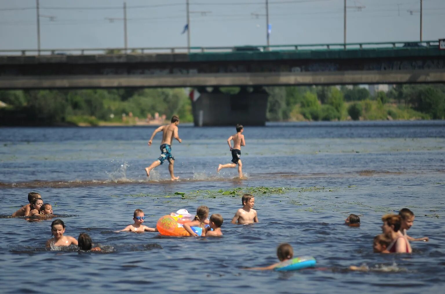 Купание в озере. Купаемся на речке. Люди купаются в озере. Люди купаются на речке. Сколько лет купаются