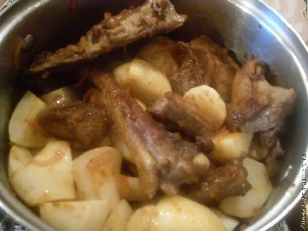 тушеная картошка с уткой в кастрюле. еда на природе фото картошка с тушенкой. сколько тушить мелко нарезанную картошку. тушеная картошка с уткой в кастрюле. утка в горшочке с картошкой в духовке.