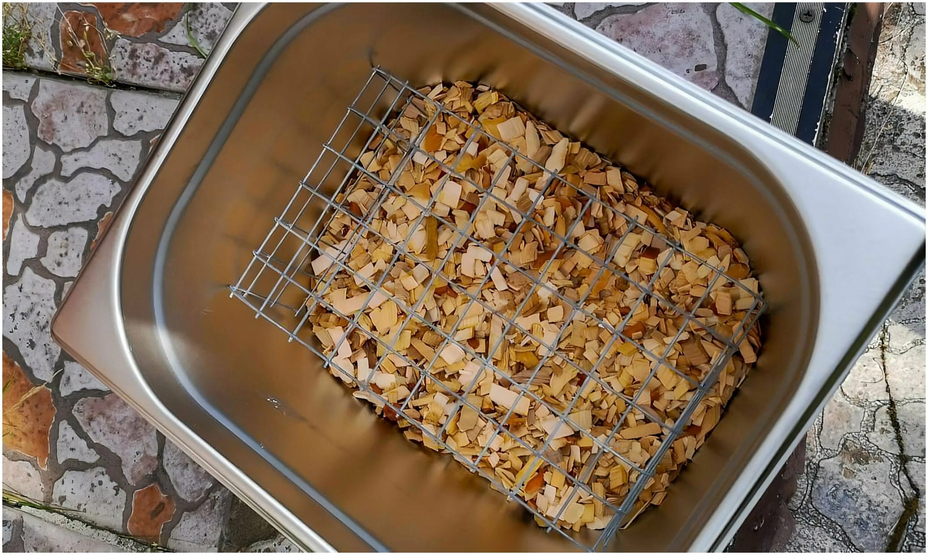 Щепа для коптильни. Поддон для щепы в коптильне. Противень для щепы для копчения. Опилки для коптильни. Коптильня на стружке.