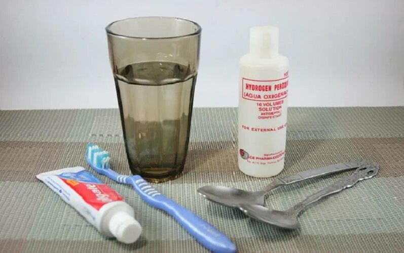 Как удалить зубную в домашних условиях. Зубная паста с перекисью водорода. Отбеливание зубов перекисью водорода. Отбеливание зубов перекисью водорода в домашних. Средство от зубной домашних.