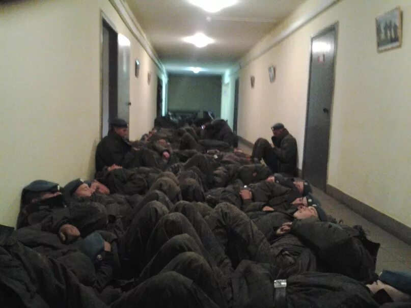 Кровати в казарме. Казарма ночью. Солдатская казарма. Ночная казарма. Ночная казарма.