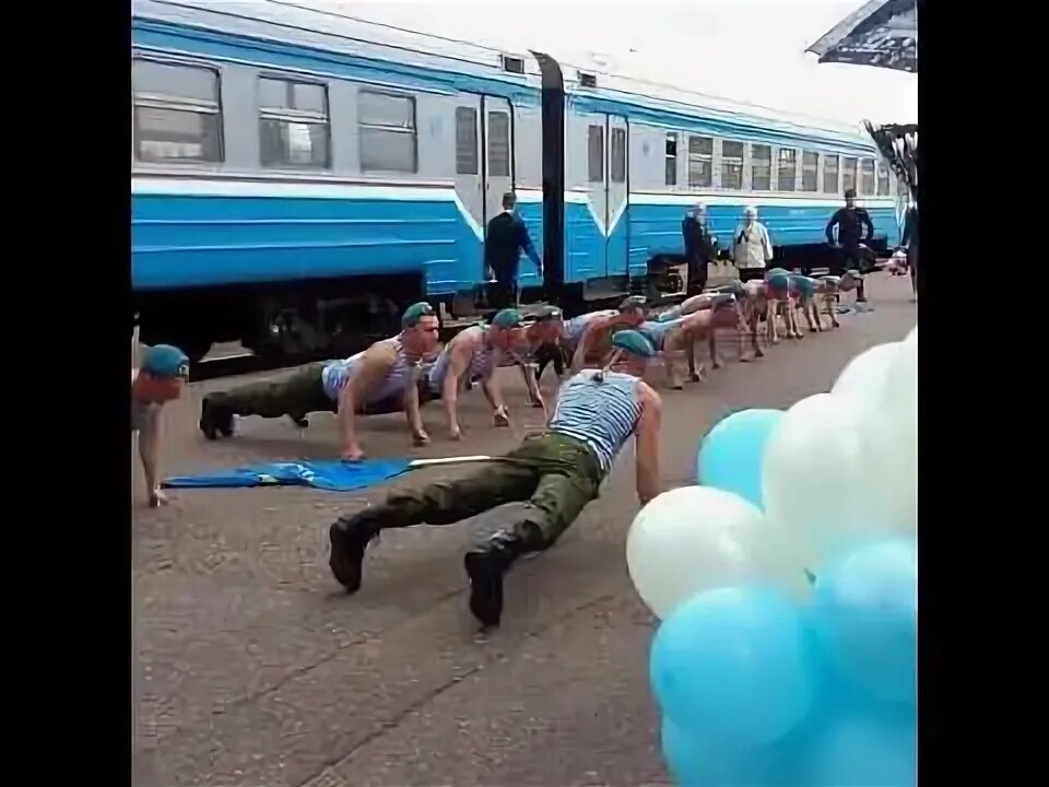 Солдаты на вокзале. Дембеля на вокзале. Песня дембелей еду домой. Едут дембеля. Пора домой дембель.