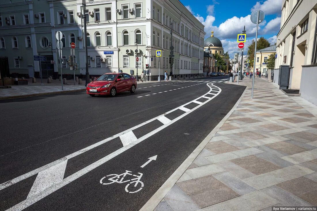 продавать рядом с дорогой. фон дороги. дорога асфальт. трасса в лесу. асфальтированная дорога.