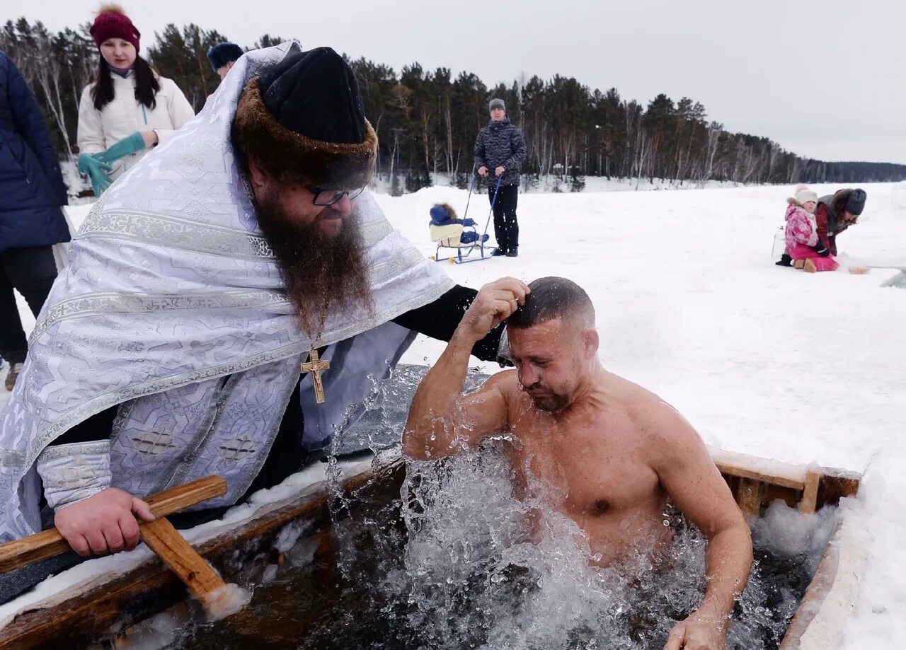 Где крещенские морозы. Крещенские купания 2022 Путин. Крещение прорубь 2023. Ныряние в прорубь на крещение 2023. Путин в проруби 2022.