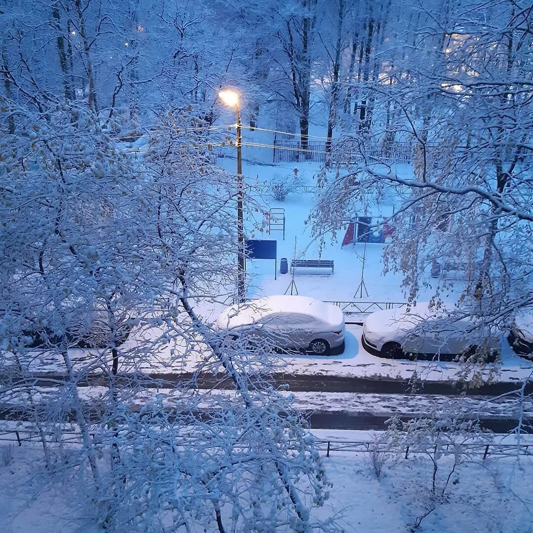 Первый снег. Снегопад в городе. Снежная зима в городе. Снежное утро в городе. С зимой с первым снегом