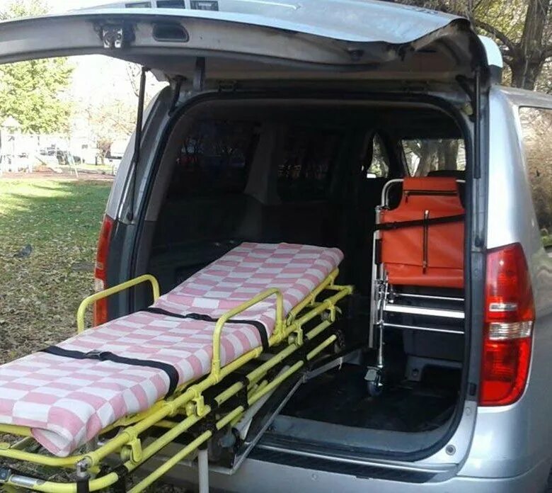 Транспортировка лежачих больных межгород. Транспортировка лежачих больных в калининграде. Перевозочные машины для лежачих больных. Автомобиль для транспортировки пациентов. Машина для транспортировки лежачих больных.