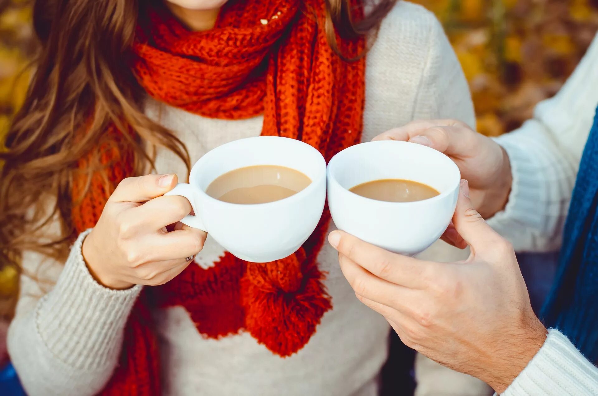 Тепло в полном счастье. Чашка чая в руках. Кружка рука. Чай зимний. Кофе на двоих.