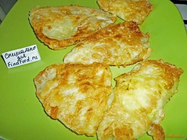 жареные капустные листья в кляре. капуста в кляре белокочанная на сковороде. молодая капуста в кляре. листья капусты в кляре на сковороде. капуста в кляре белокочанная на сковороде кусочками.