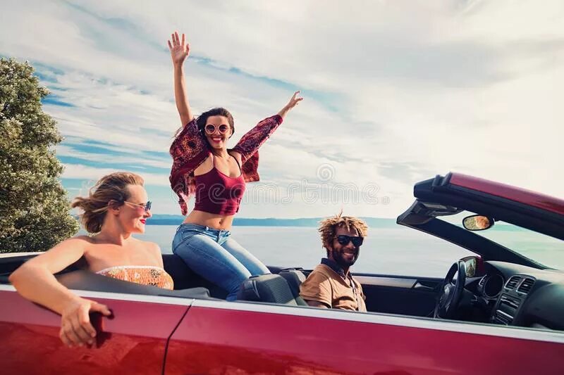 Клип где едут на кабриолете. Девушка в кабриолете. Двое в кабриолете. Алла михеева в клипе ленинград кабриолет. Девушка едет в кабриолете.