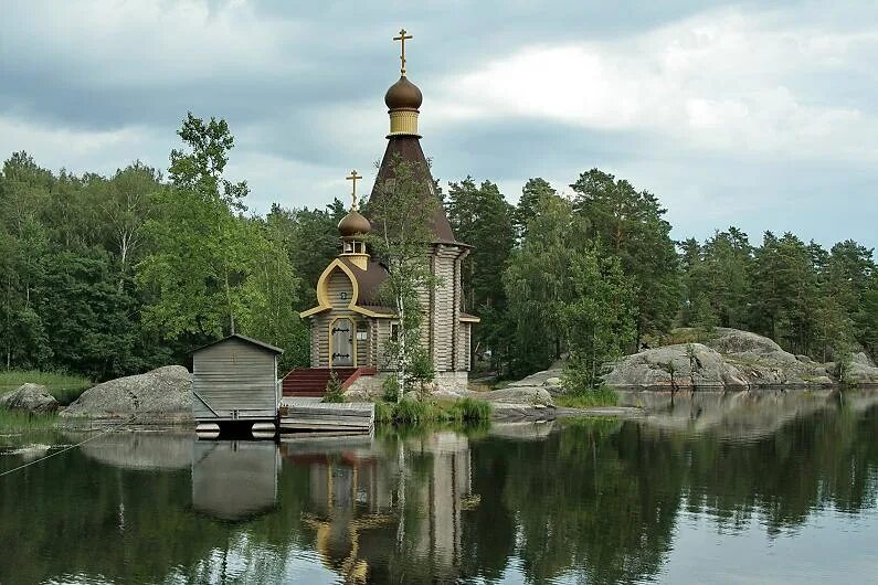 Приозерск Церковь Андрея Первозванного. Храм Андрея Первозванного на реке Вуокса. Церковь Андрея Первозванного на Вуоксе Карелия. Храм Андрея Первозванного на острове Ленинградская область.