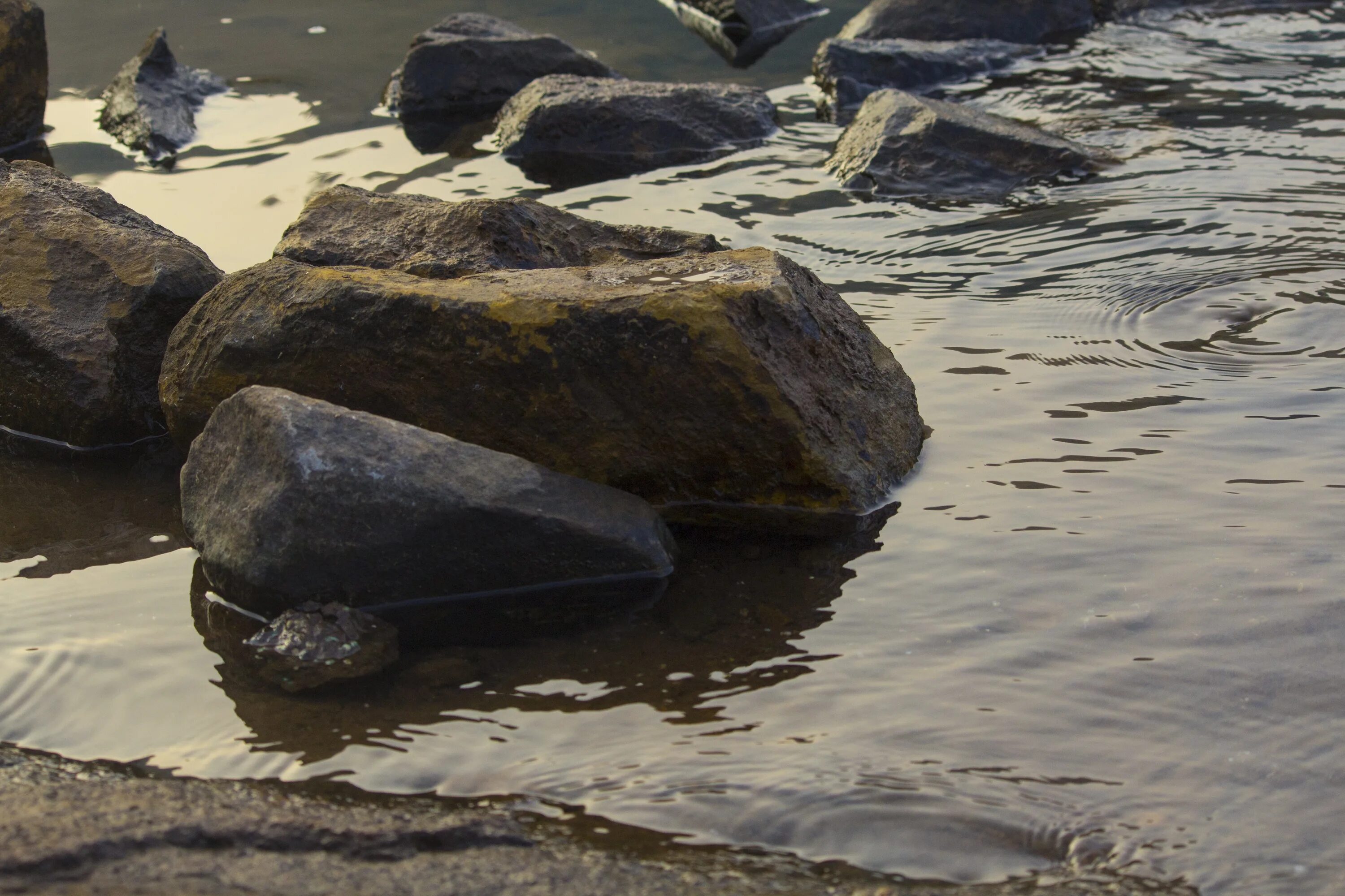 Песни камень и вода. Большие валуны в воде. Острые камни в воде. Камни вода река. Крупные камни в воде.