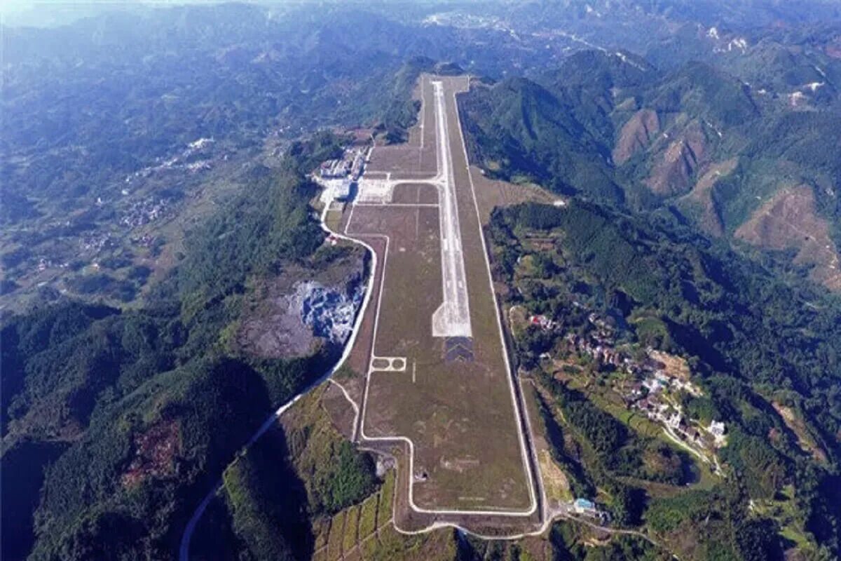 Высота 1800 метров. Взлетнопосадочкая полоса в горах. Аэропорт на вершине горы. Аэропорт на вершине горы в Китае. Постройка аэропорта в Китае на горе.