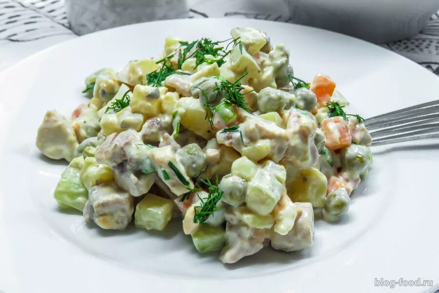 салат оливье с мясом. оливье с говядиной. оливье с мясом. постный оливье. оливье лафэй.