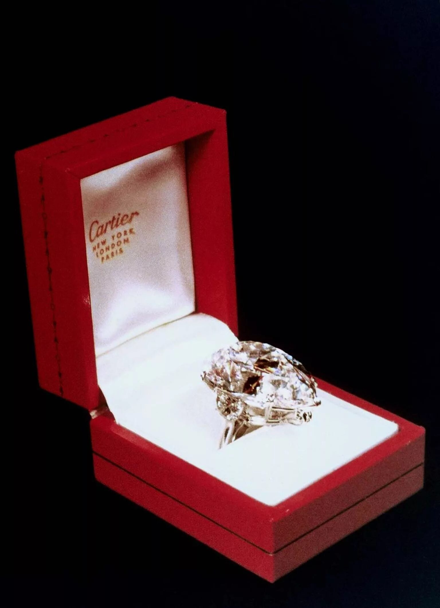 Подарок ювелирные украшения. Элизабет Тейлор обручальное кольцо. Cartier Diamond Ring Box. Обручальное кольцо с бриллиантом Картье. Кольцо с бриллиантом в коробочке.