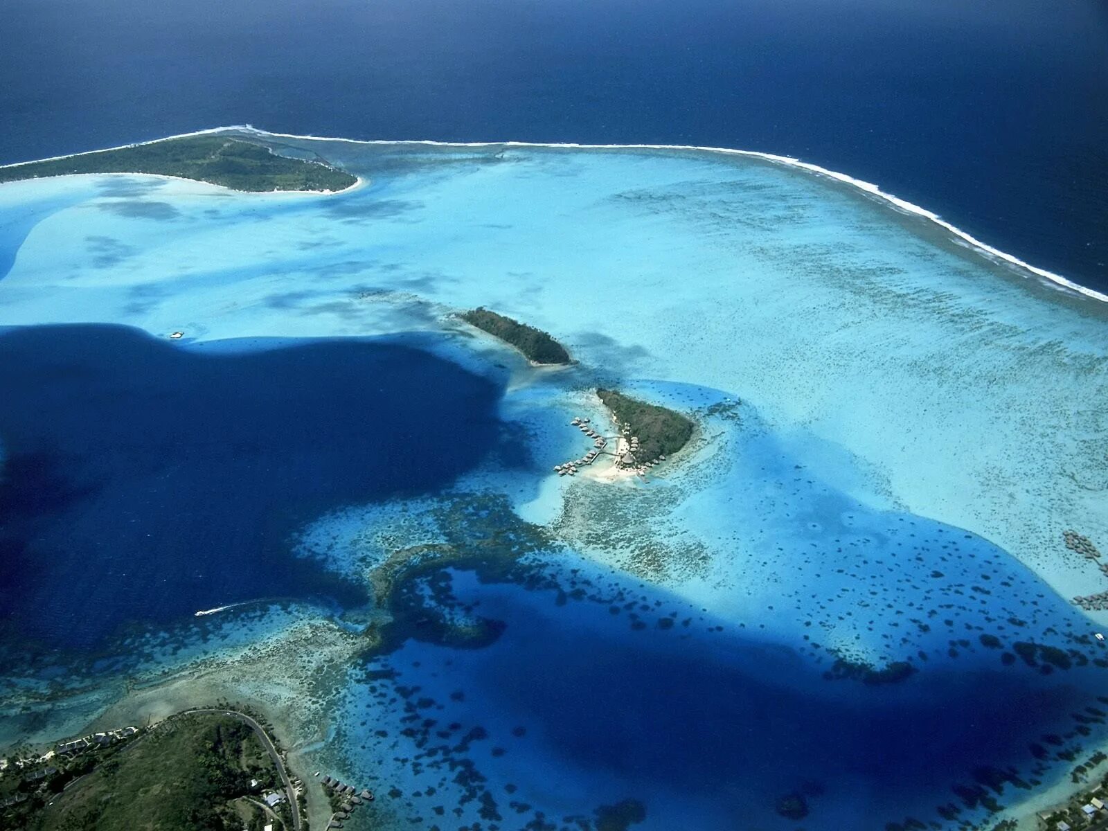 Океан бор. Атолл Бора-Бора. Атолл в тихом океане. Остров Бора Бора океан. Bora Bora French Polynesia Бора Бора.