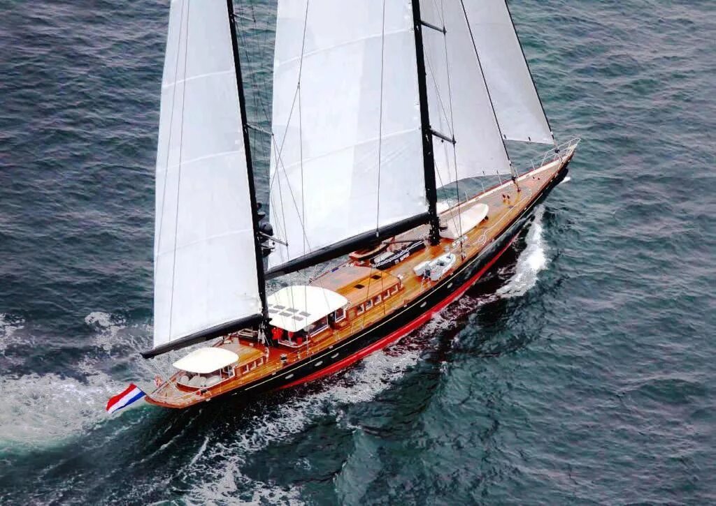 Парусник из книжных. Яхта с парусом автопилот. Александр грин алые паруса на английском языке. Регата роуз. Шхуна.