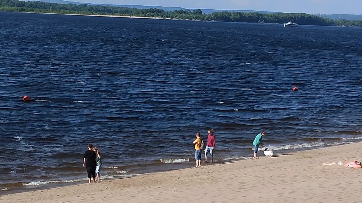 Вода в реке волга в самаре. Волга пляж Самара 30 июля 2023. Пляж Самара 2022. Самара пляжи на Волге. Волга река Самара пляж.