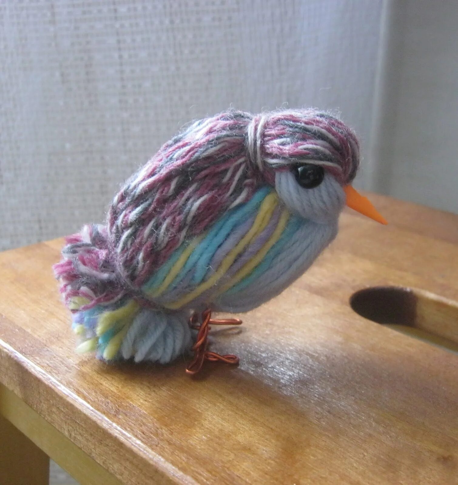 птичка из ниток. поделки из ниток своими руками. игрушки из шерстяных ниток. птица из ниток. поделка птичка из ниток.