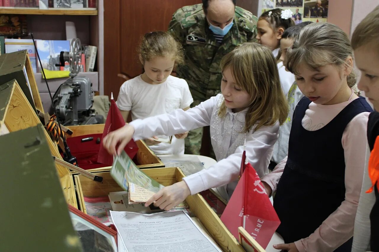 Урок музеи россии. Школьные уроки в музее. Музейное занятие в школе. Урок в музее школьники. Школьный музей.