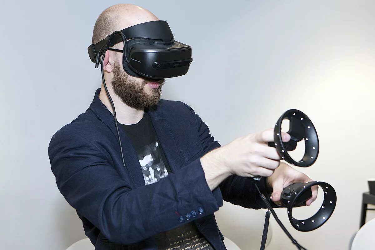 Шлем виртуальной реальности. Виртуальный шлем. Шлемы и очки виртуальной реальности. Первый шлем виртуальной реальности. Разработка виртуальной реальности заказать