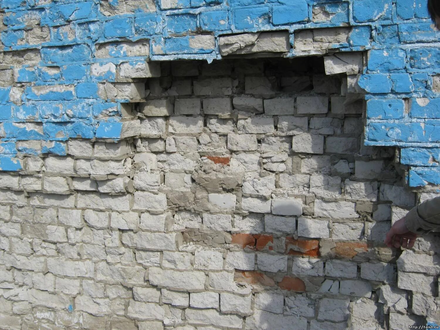Разрушение стены здания