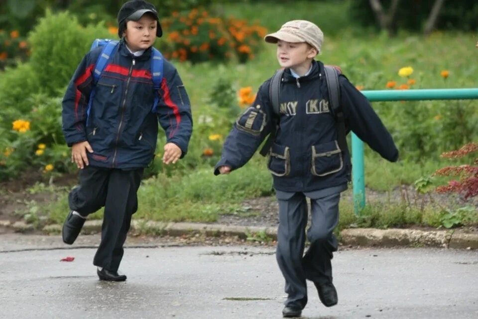 Злостный прогульщик. Ребенок прогуливает школу. Прогул школы. Школьник прогуливает. Прогуливать школу фото.