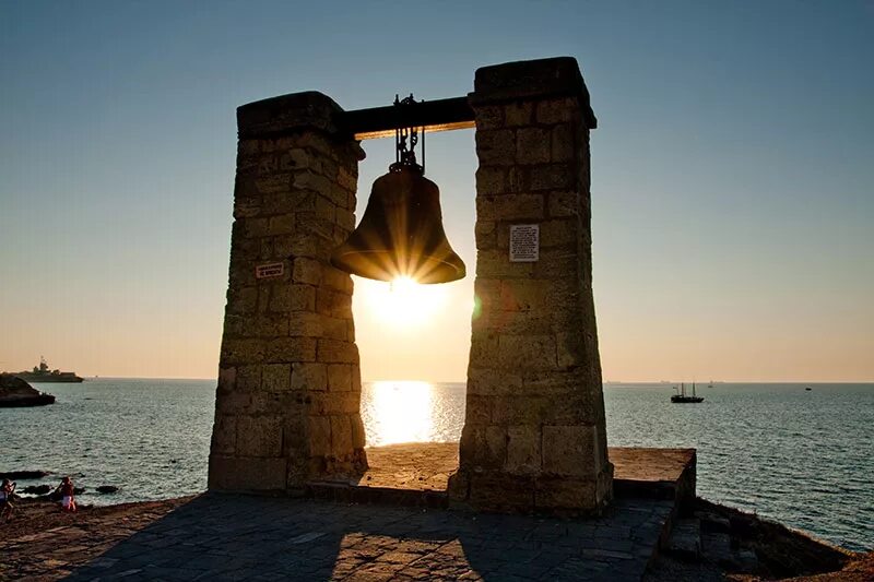 херсонесский туманный колокол фото. туманный колокол. древний город херсонес таврический колокол.