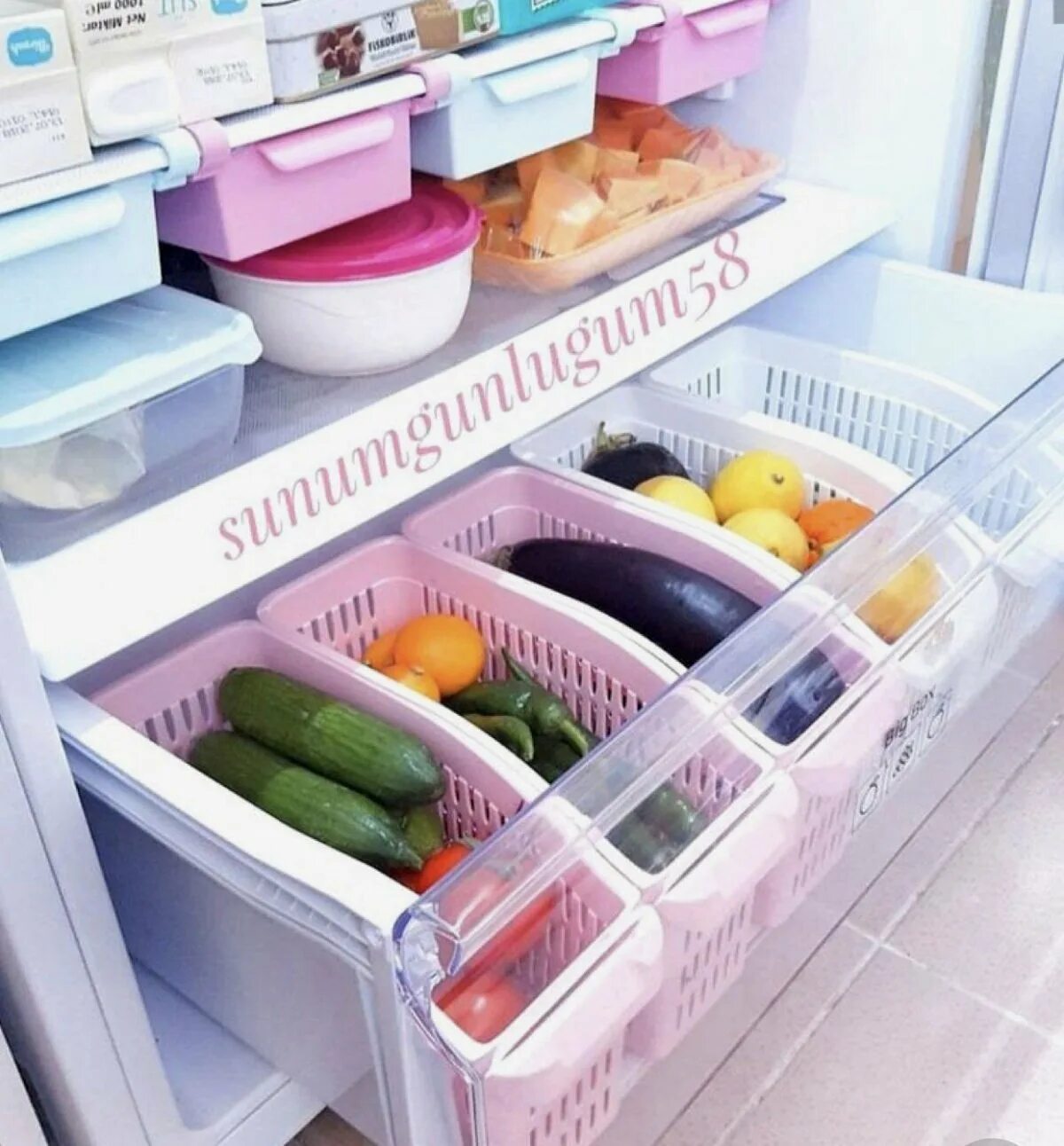 Можно хранить овощи в холодильнике. Хранение в холодильнике. Лотки для хранения в холодильнике. Ящики для хранения овощей в холодильнике. Органайзер для холодильника.