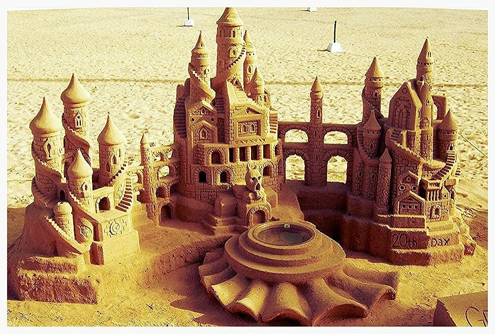 Make a sand castle. Постройки из песка. Замок из песка. Замок из песка в детском саду. Песочные постройки.