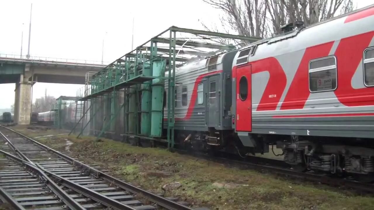 Мытье вагонов. Мойка вагонов РЖД. Экипировщик пассажирских вагонов. Вагономоечный комплекс РЖД. Мойка грузовых вагонов РЖД.