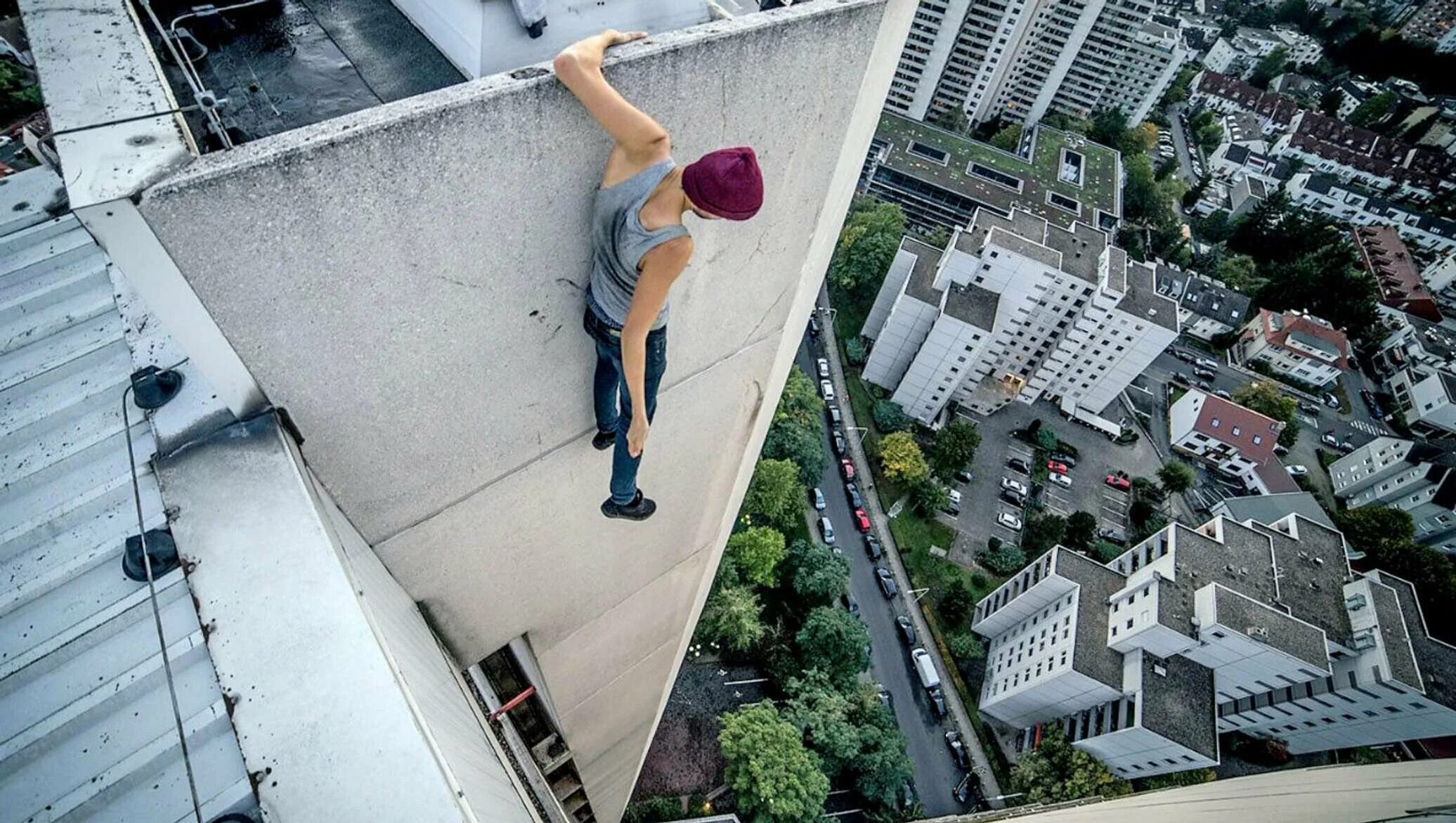 Юннин руфер. Падение со здания. Прыгает с крыши. Вид с высокого здания. Юннин руфер.