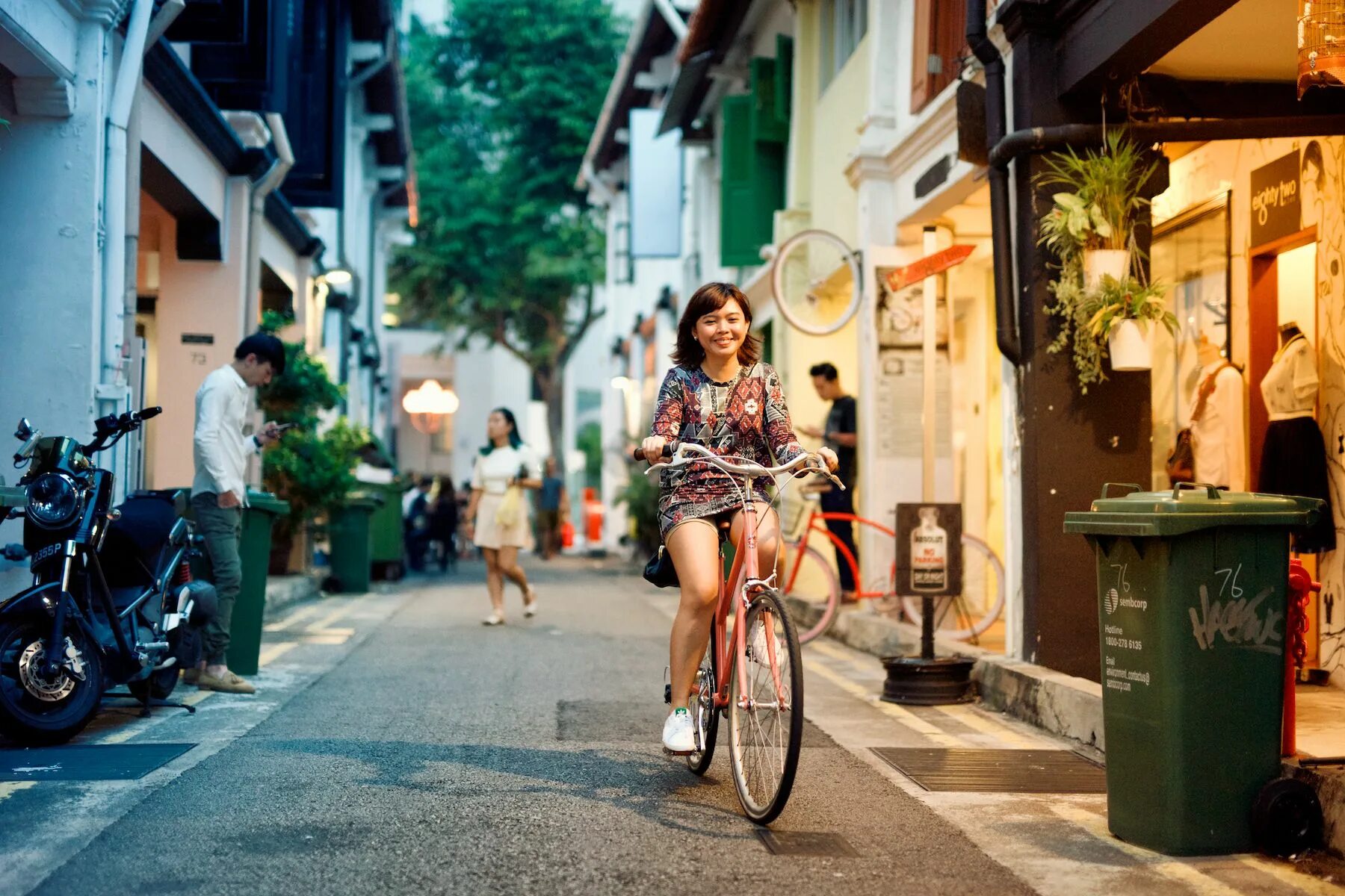 Сингапур девушки на улице. Вьетнам улицы. Вьетнам счастье. Vietnam girl Street. Travel streets