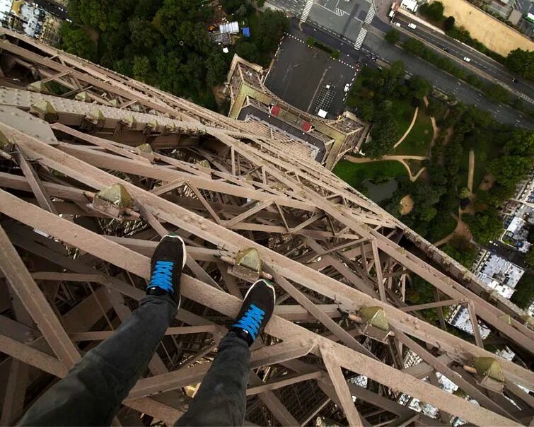 Вадим махоров руфер. Останкинская телебашня руферы. Руфер на эйфелевой башни. Шанхайская башня вадим махоров. Залезли на башню.