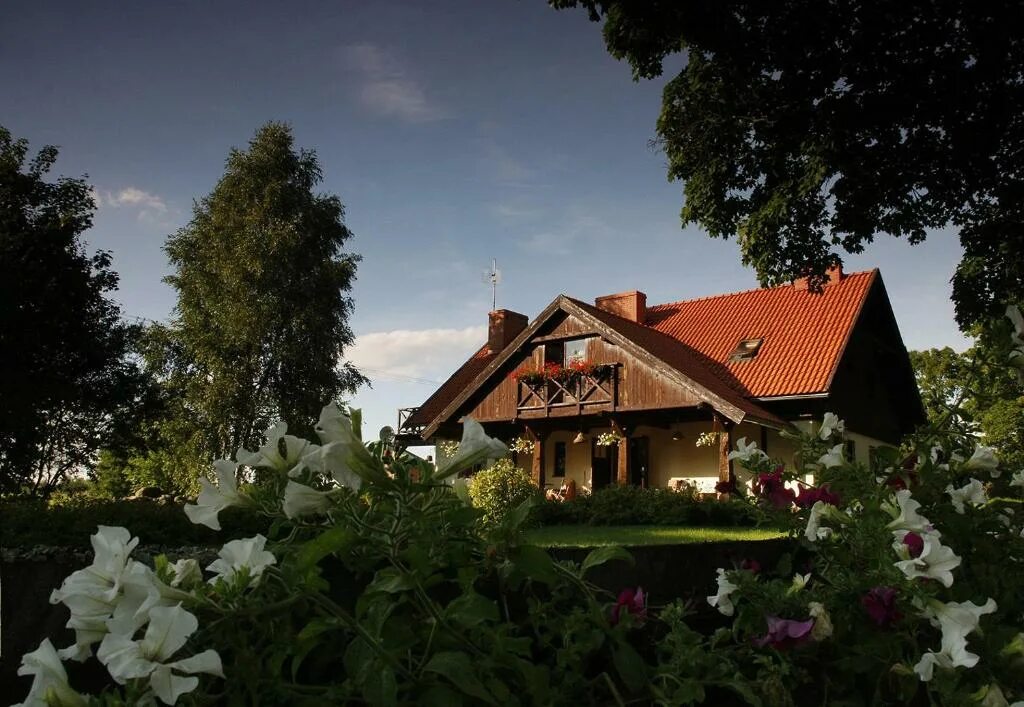 Домик в польше 2 красных. Польский дом. Рыдзево польша. Польские домики. Дом в польском стиле.