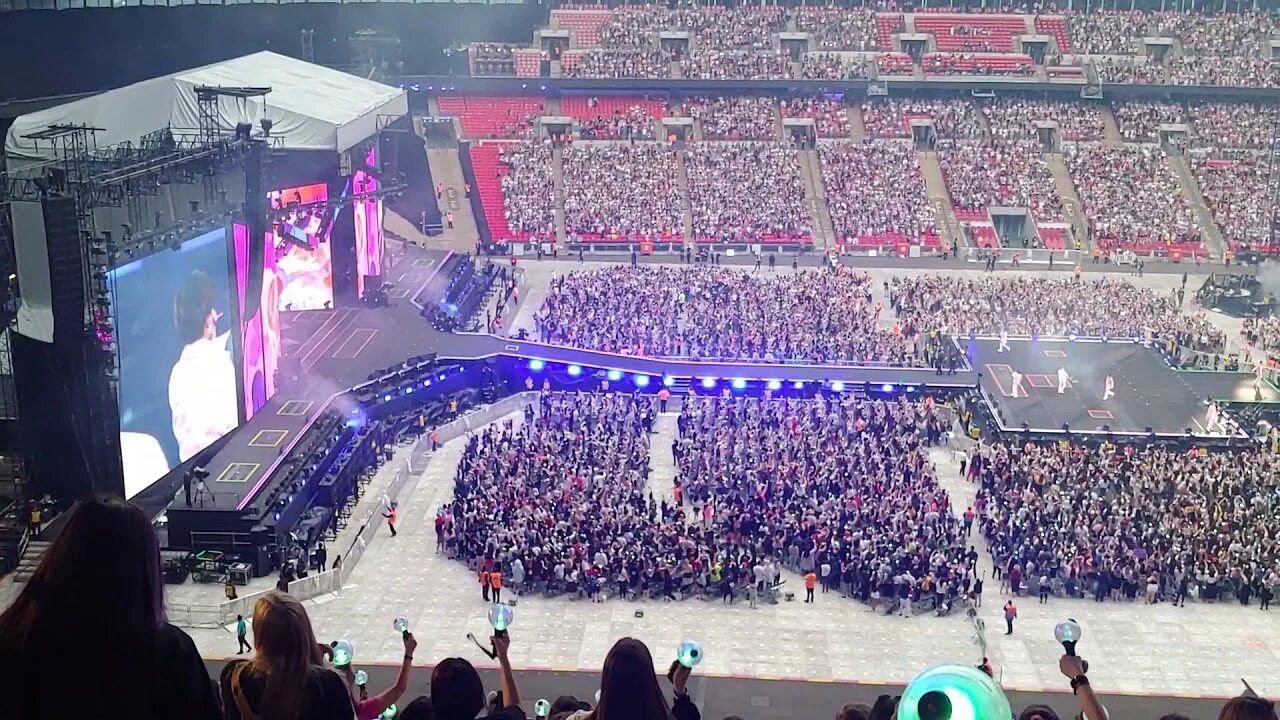 Концерт бтс в лас вегасе. Бтс на уэмбли. Бтс на уэмбли. Уэмбли концерт bts. Концерт бтс лондон.