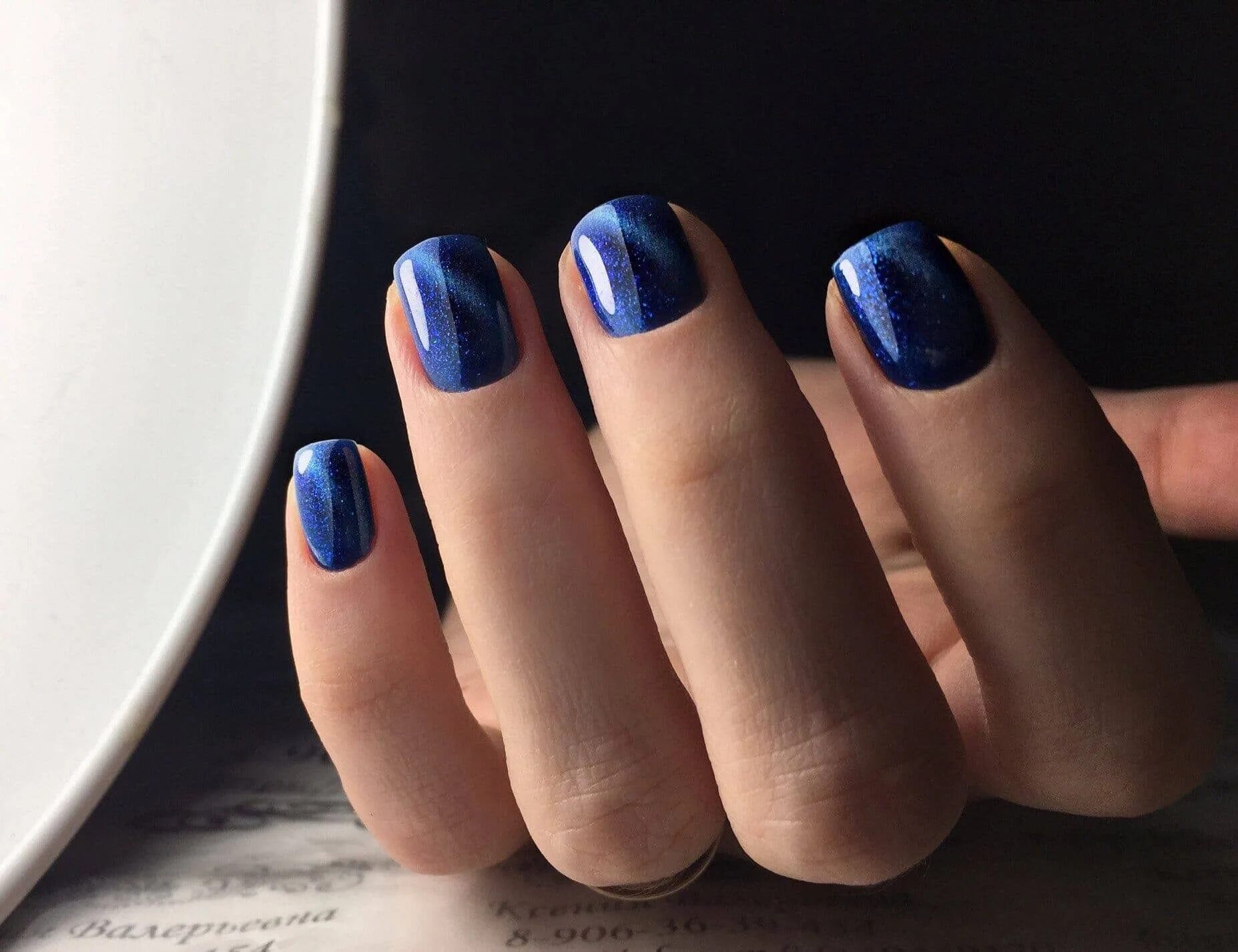 Однотонное покрытие с блестками. Темно синие ногти. Однотонный маникюр. Маникюр на короткие ногти однотонный. Осенний маникюр на короткие однотонный.
