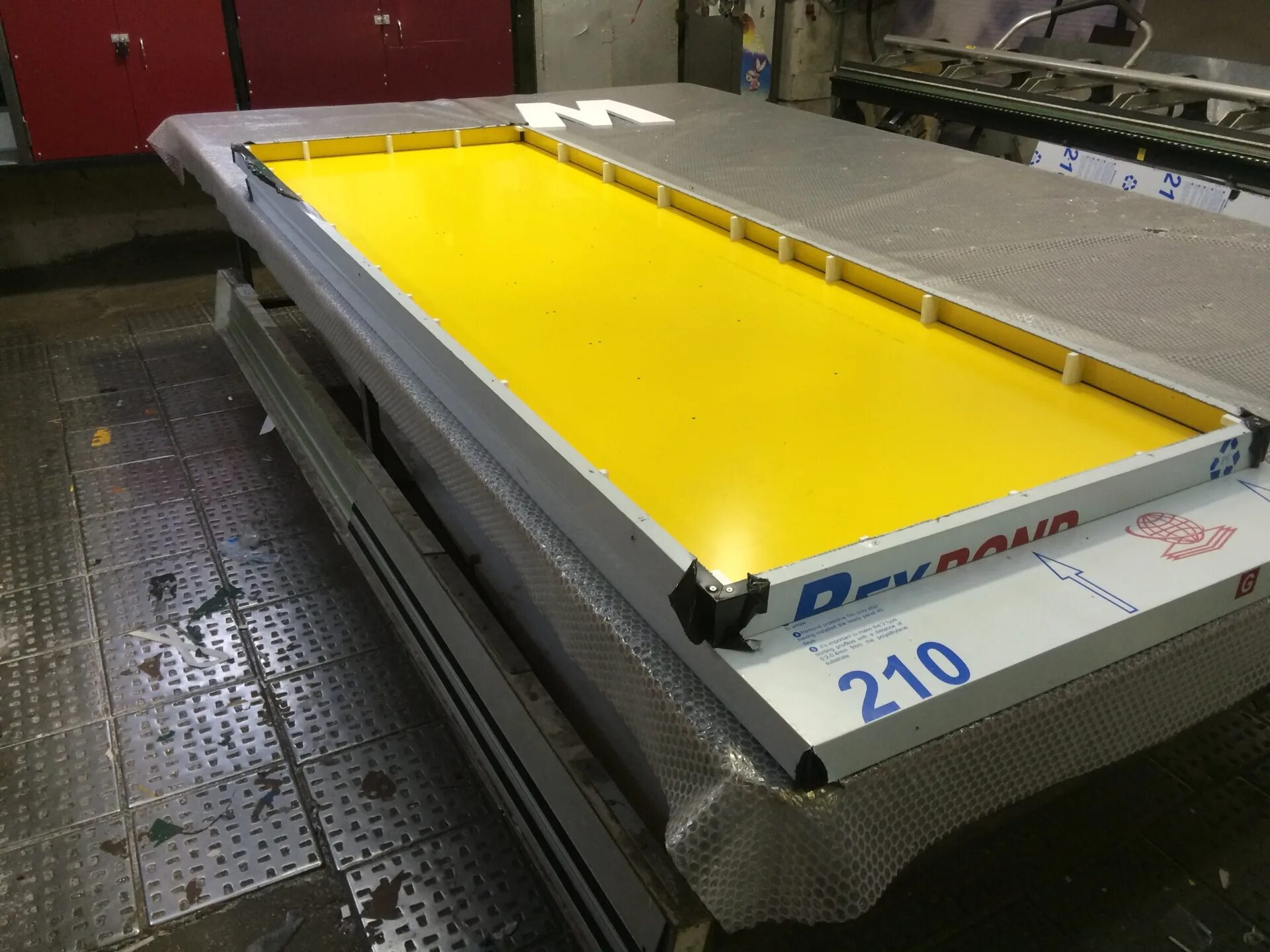 композит корпус. потолок из композитных панелей. кассета композит с рамой. ящик из алюминиевого композита. композит корпус.