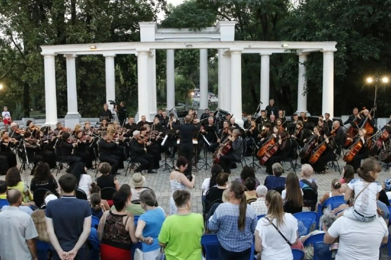 Концерты в краснодаре в августе 2022 года. Оркестр в парке Краснодар. Концерт в парке. Оркестр в городском саду. Концерт променад.