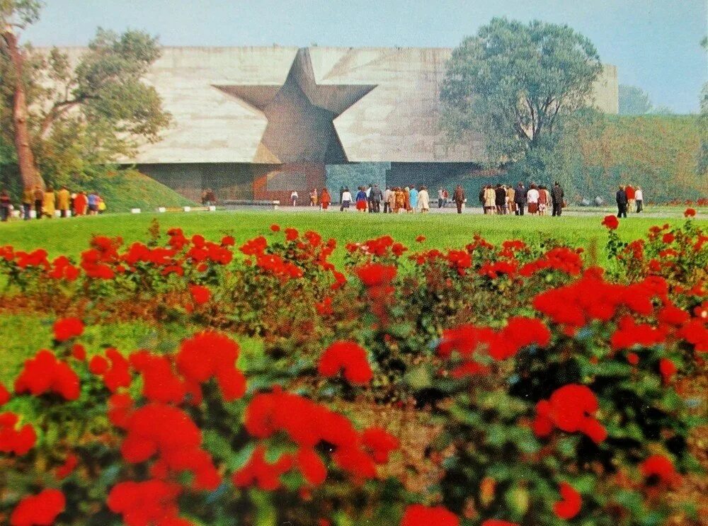 Мирное небо над крепостью бреста. Брест. Мемориал Брестской крепости.. Брестская крепость БССР. Мемориальный комплекс Брестская крепость-герой. Брестская крепость мемориал музей.